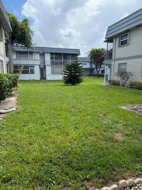 Welcome to this charming ground floor 1 bedroom, 1.