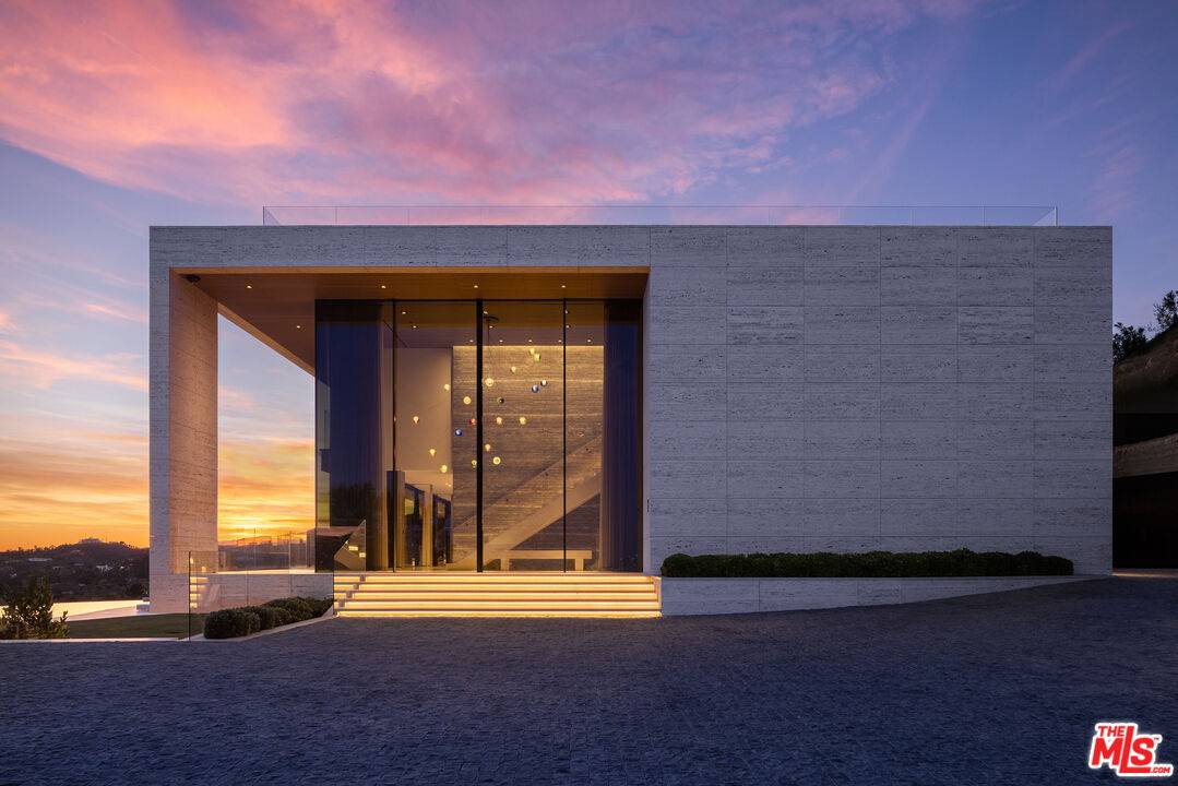 684 Firth Ave 6BR Brentwood La