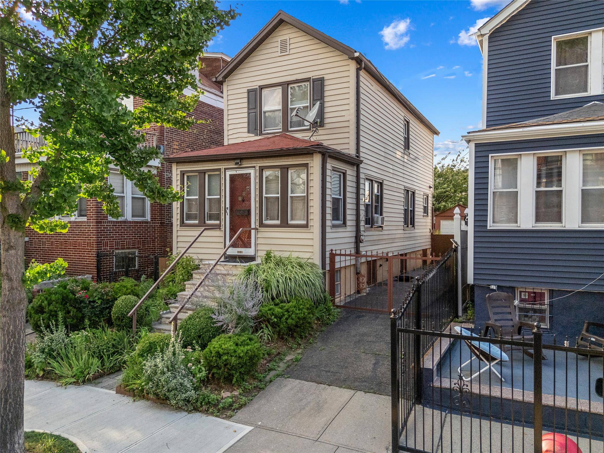 Welcome to this amazing single family 3 BR 1 BA opportunity located in the Castle Hill neighborhood.