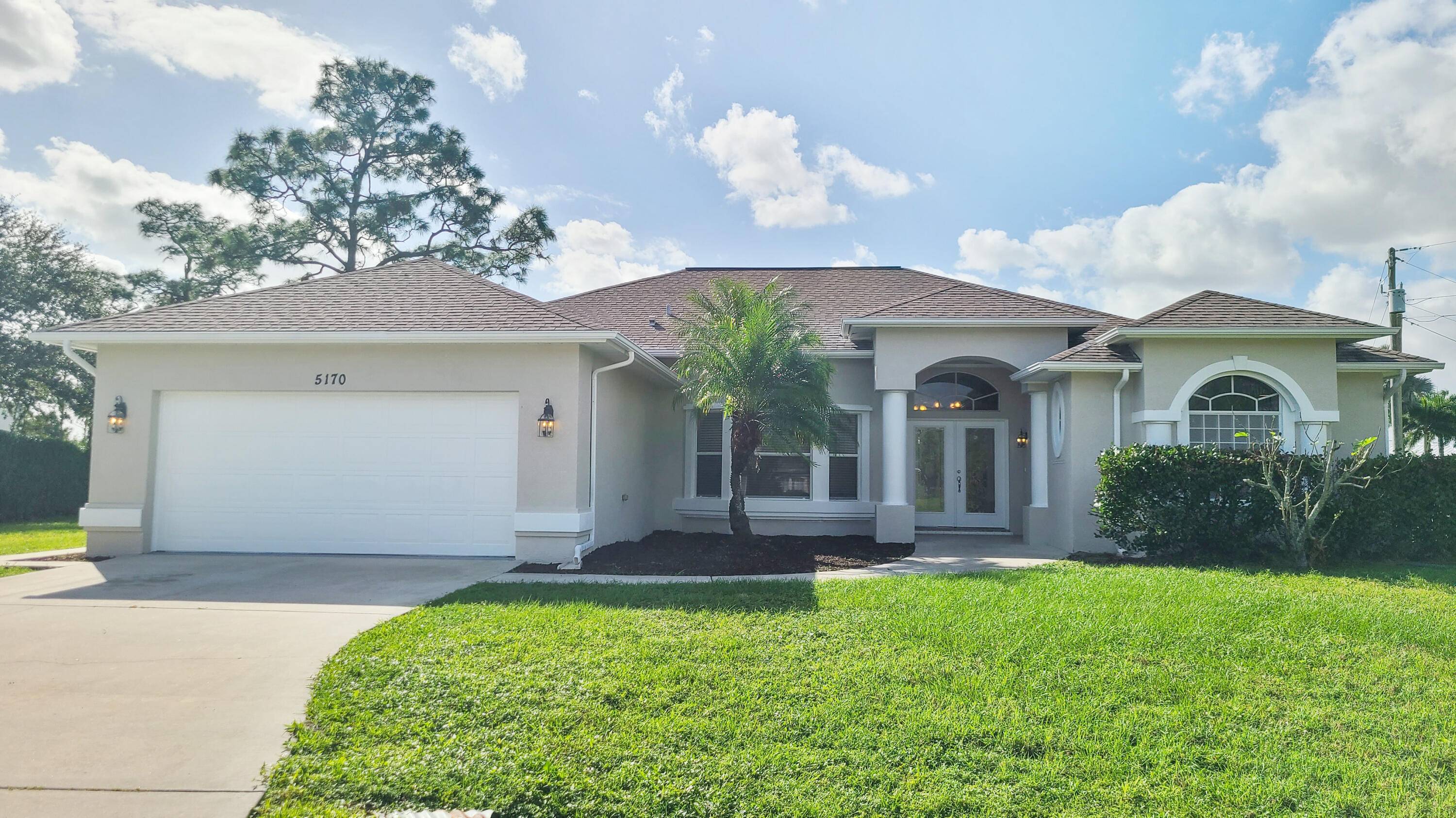 You will fall in love with this sun filled 3bed 2.
