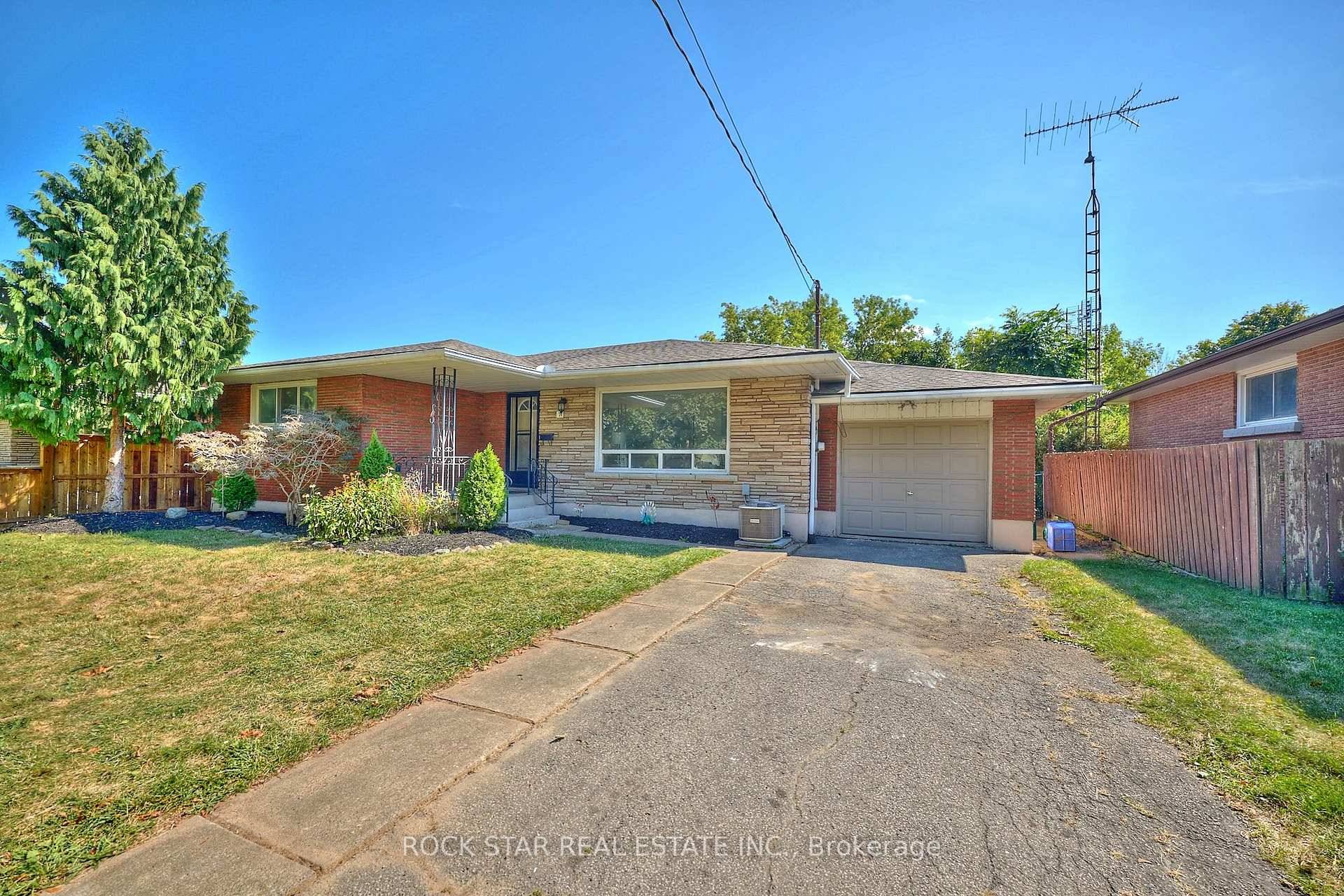 Well maintained bungalow in incredible St.