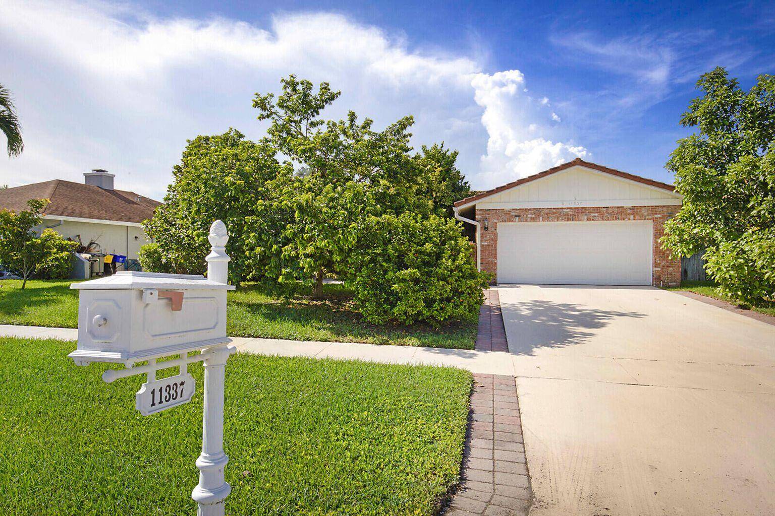 Beautiful 4 bedroom pool home on quiet cul de sac street in desirable Loggers' Run.
