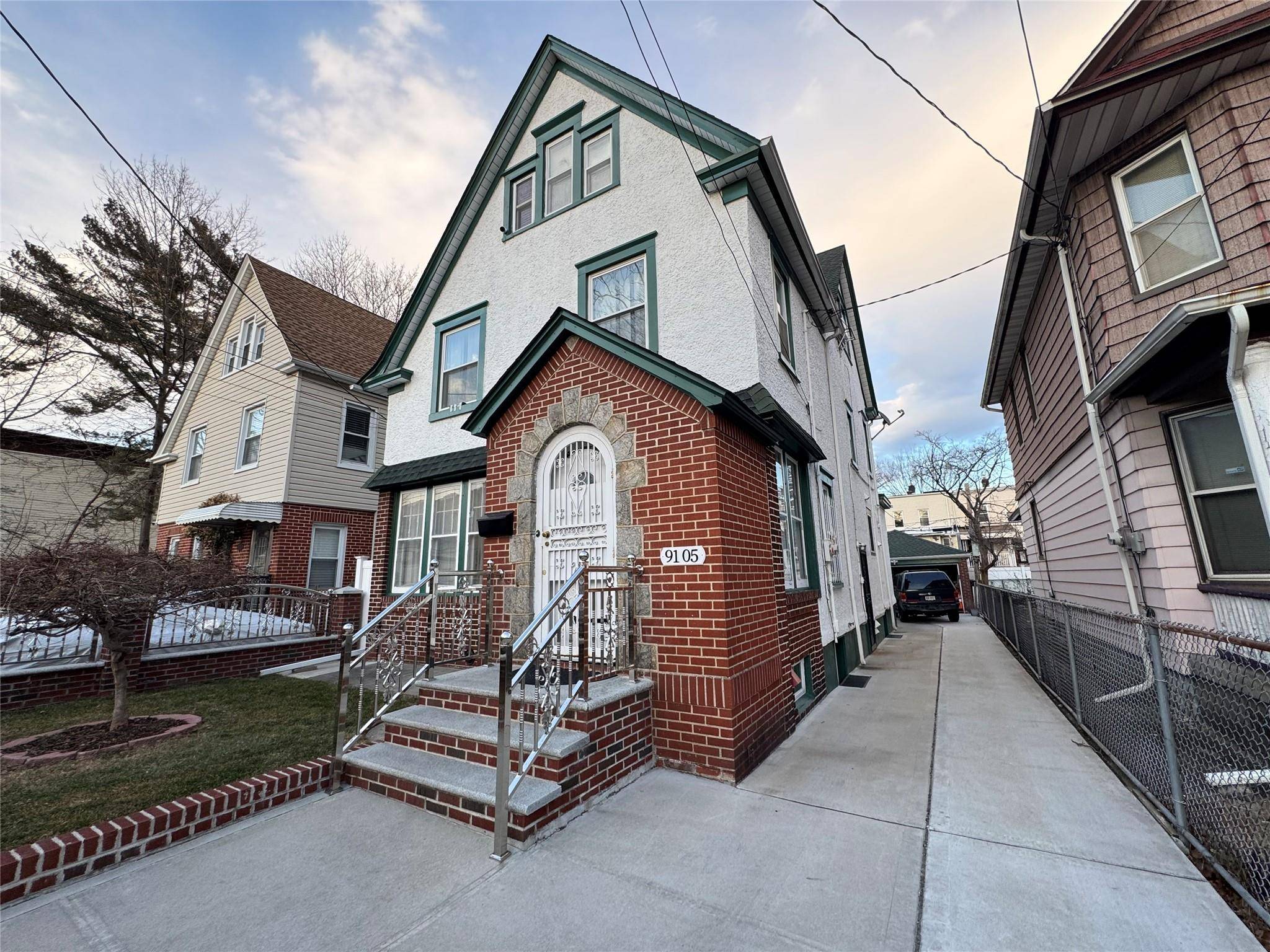 Huge 2 Family house in Richmond Hill, Prime Location, Walk To Subway, ALL Vacant Delivered !