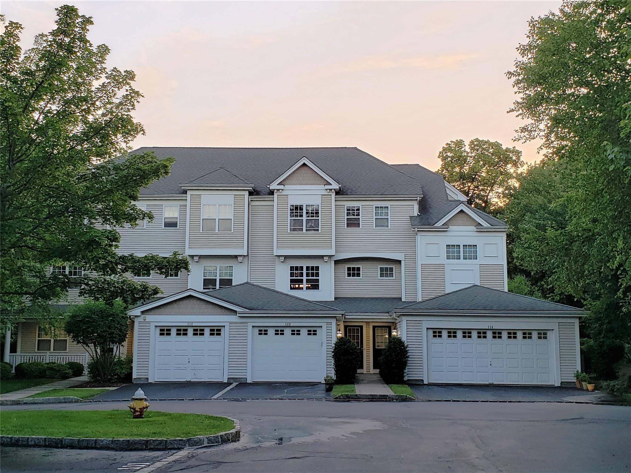 Great location steps away from the riverfront !