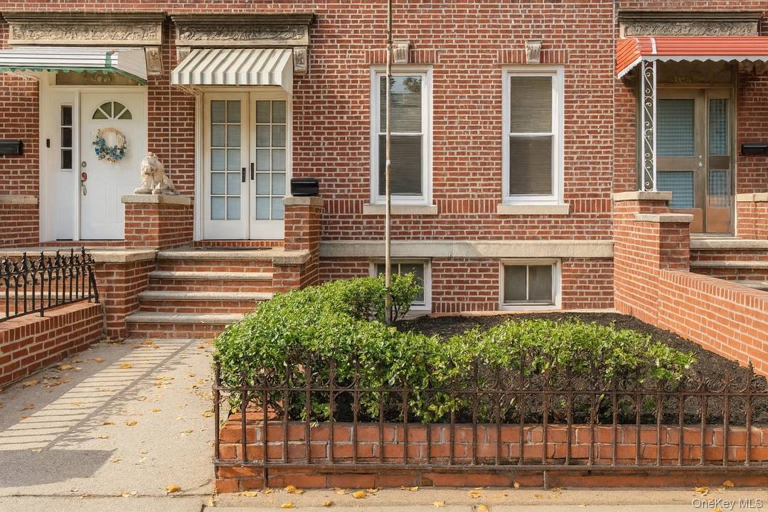 Great Location ! 2nd Floor apartment in duplex located just 1 and 1 2 blocks North of Queens Blvd and 7 Train and Express Buses to Manhattan.