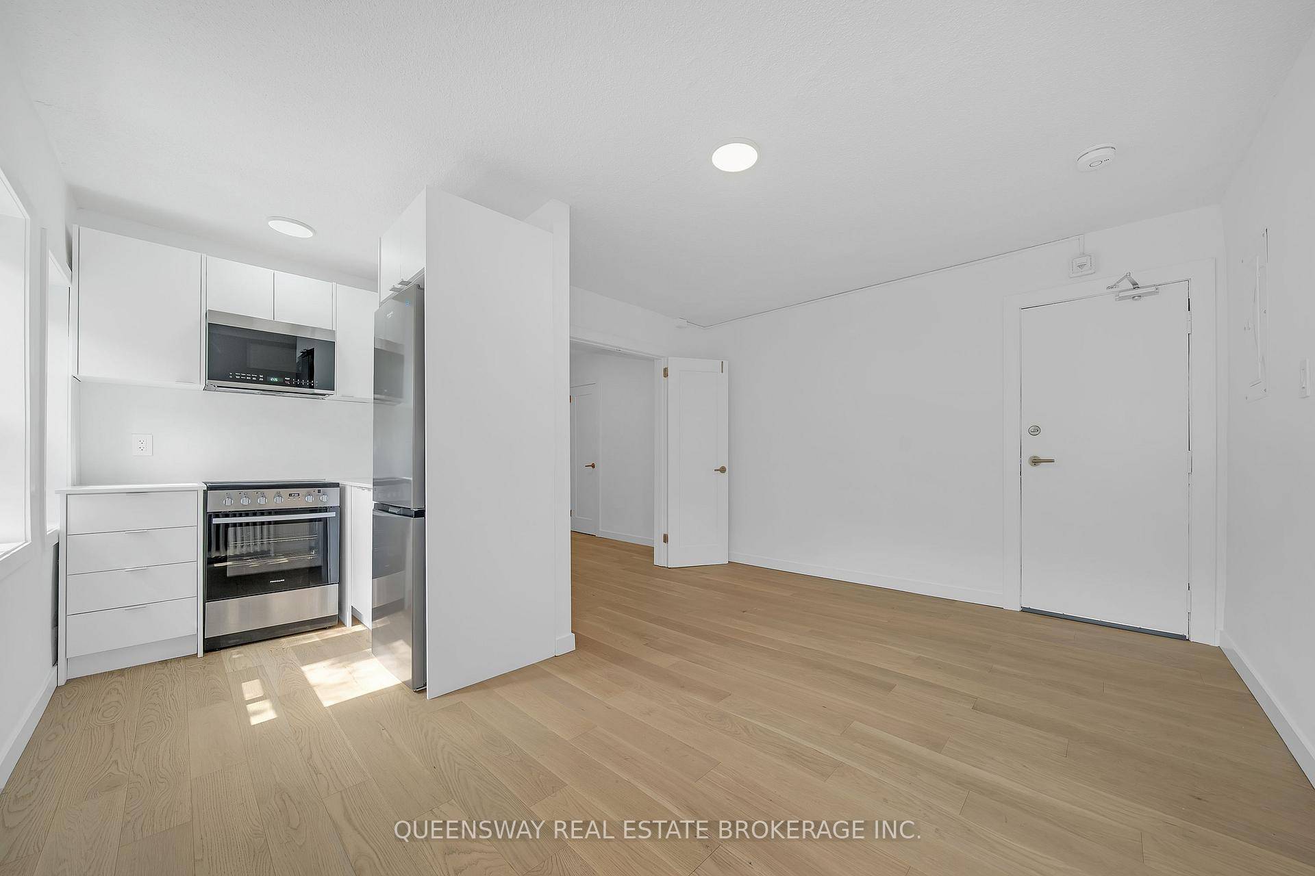 Bright and South Facing Renovated and Loaded Unit !