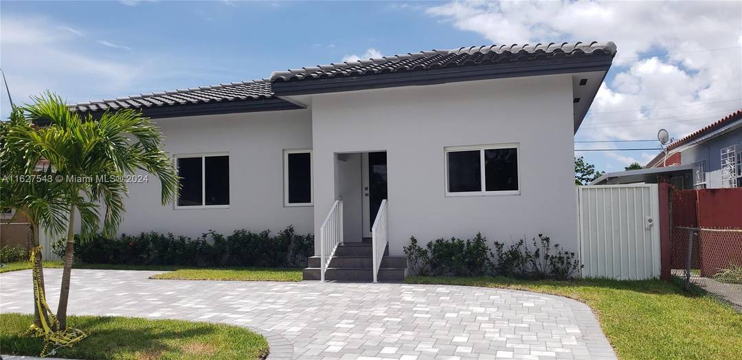 LOCATION, LOCATON ! !. BEAUTIFUL HOUSE, 1652 SQFT COMPLETELY RENOVATED BY THE AREA OF CORAL GABLES MODERM LIVING 5 BEDROOMS, 5 BATHROOMS SPACIOUS MODERM KITCHEN, NEW STAINLESS STEEL APLIANCES IMPACT ...
