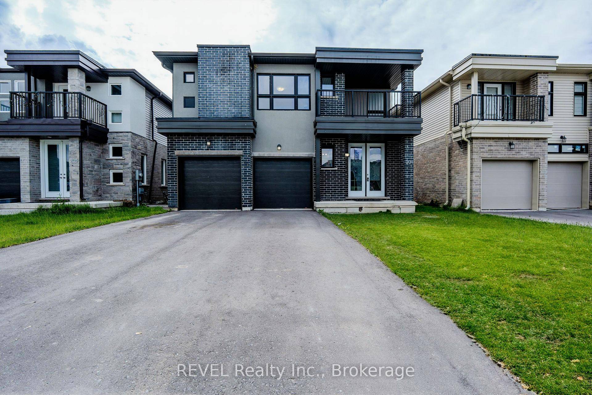 Discover this Modern detached home with an elegant brick and stucco exterior, perfectly situated just minutes from Highway 406, the Pen Centre, and the breathtaking Niagara Falls.