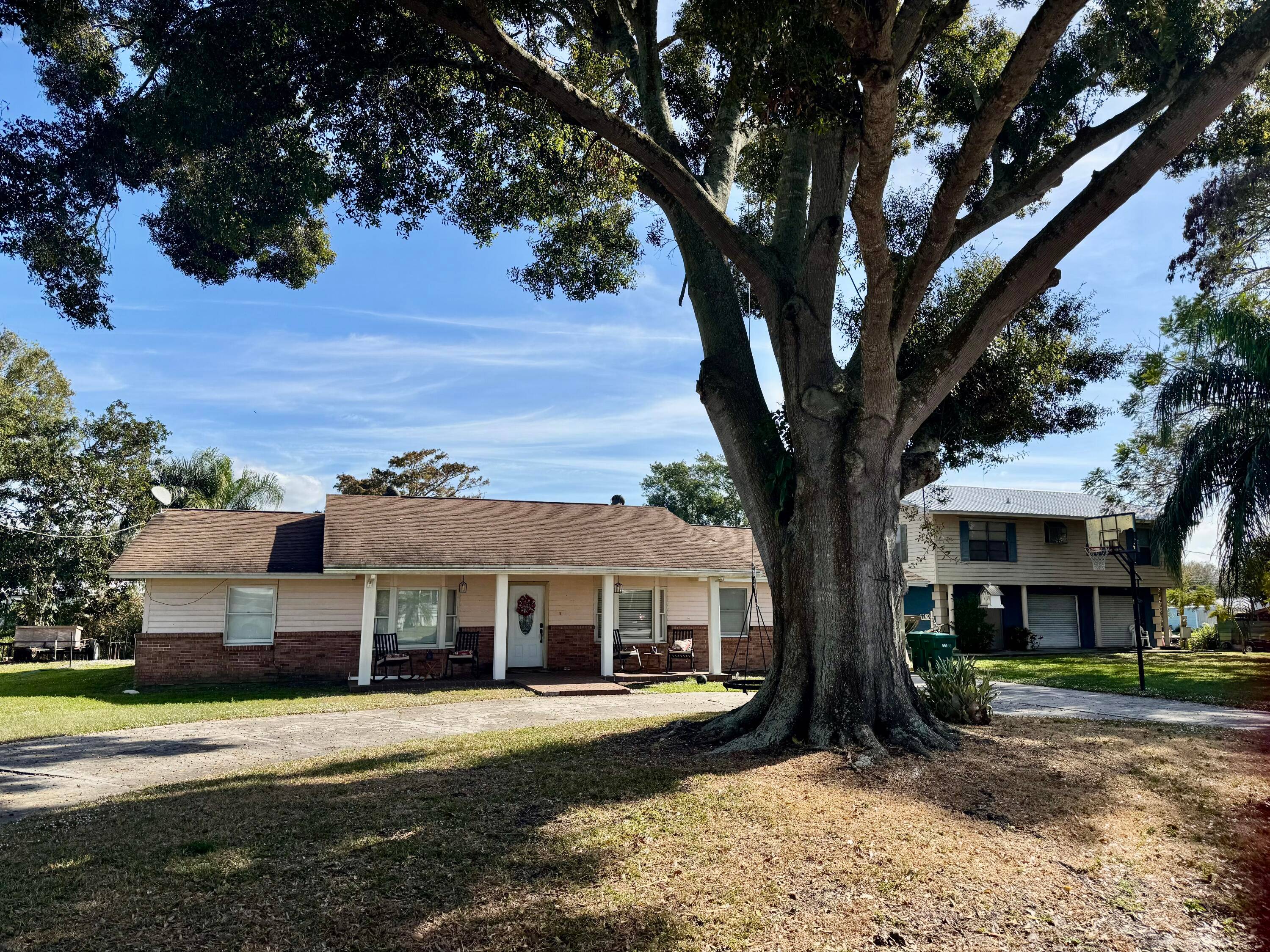 EXCEPTIONAL PROPERTY w Lake Access !