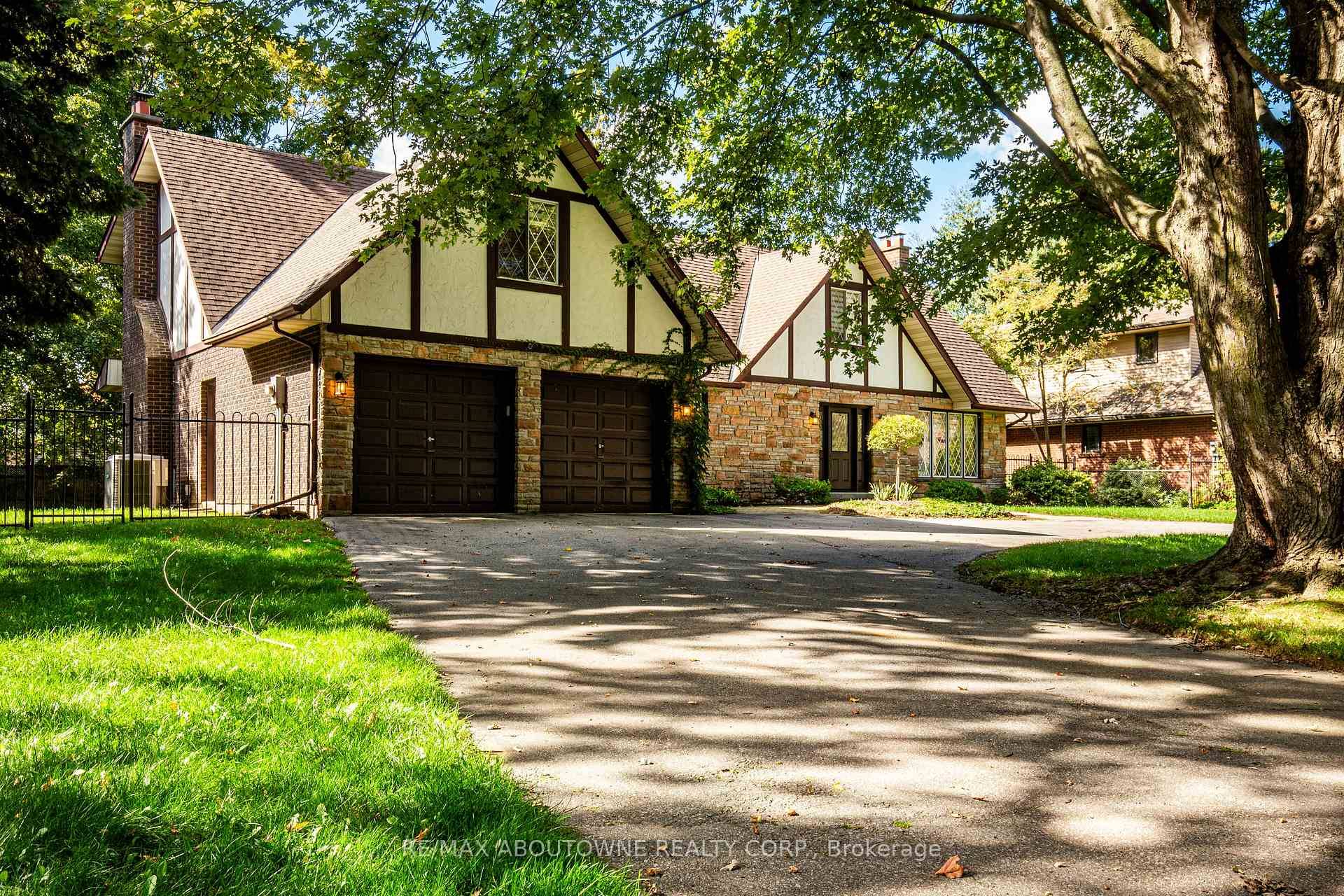 Just steps to Lake Ontario, set on an expansive 103 x 161 lot surrounded by mature trees and offering nearly 4400sqft of total living space, this beautifully refreshed 5 1 ...
