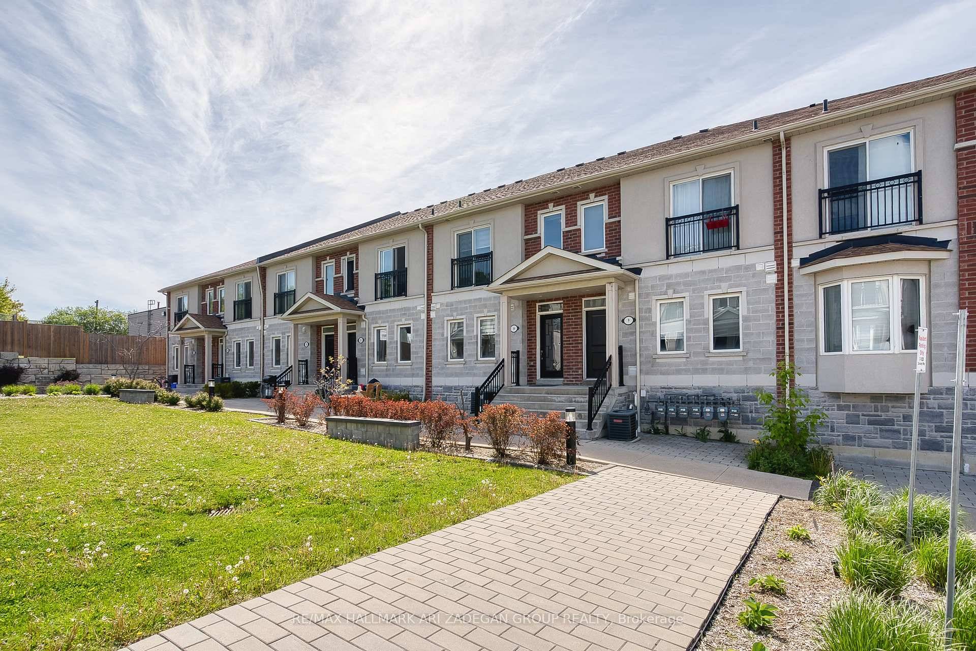 Modern 2 Bedroom Freehold Townhome in Prime Whitby Location !