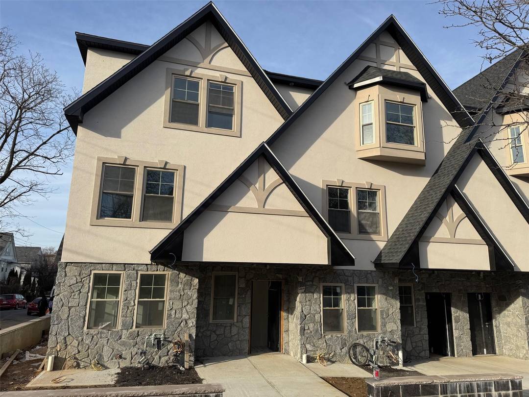 Discover the joy of luxury living in this brand new townhouse, part of an exclusive 8 unit complex located in Mount Vernon.
