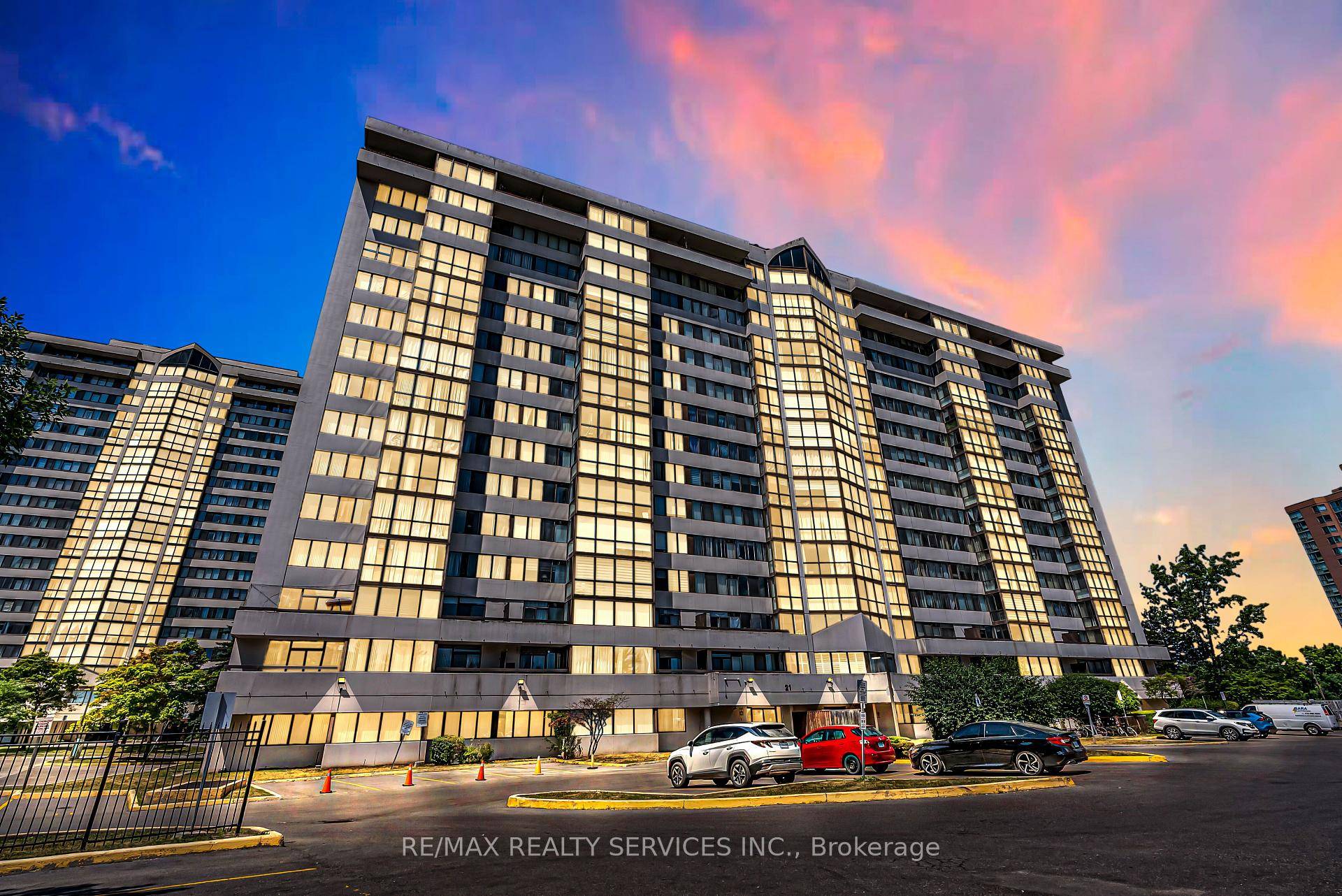 Welcome Home to Luxury, Comfort amp ; Convenience !