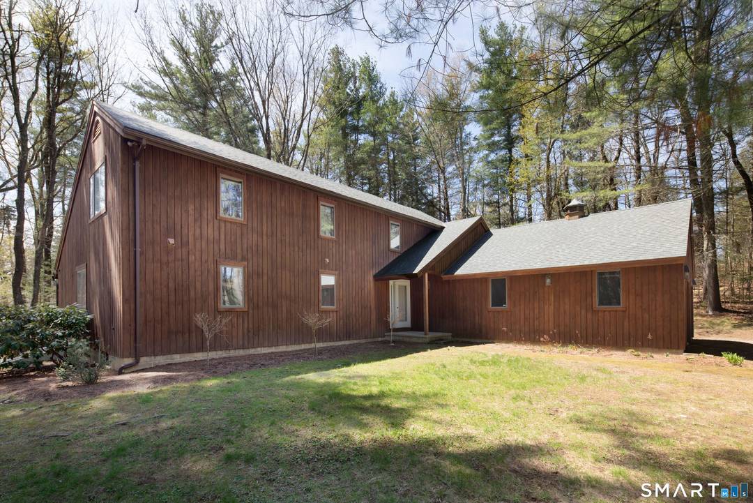IDEAL NORFOLK RETREAT Easy living is yours in this spacious, bright Contemporary with a 1st floor Primary Bedroom Suite.