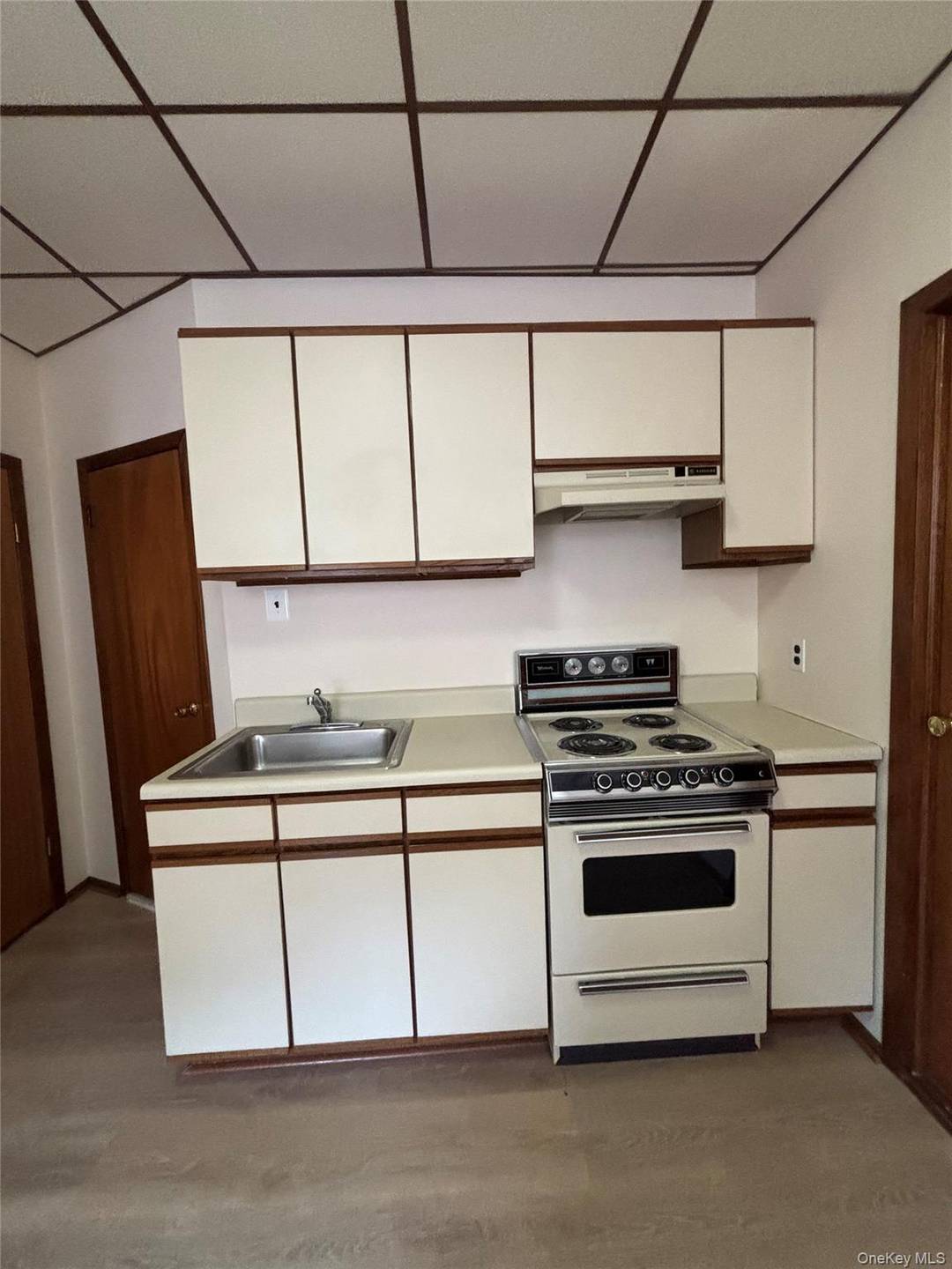 Spacious 3. 5 bedroom apartment on the 2nd floor in a prime Corona location !