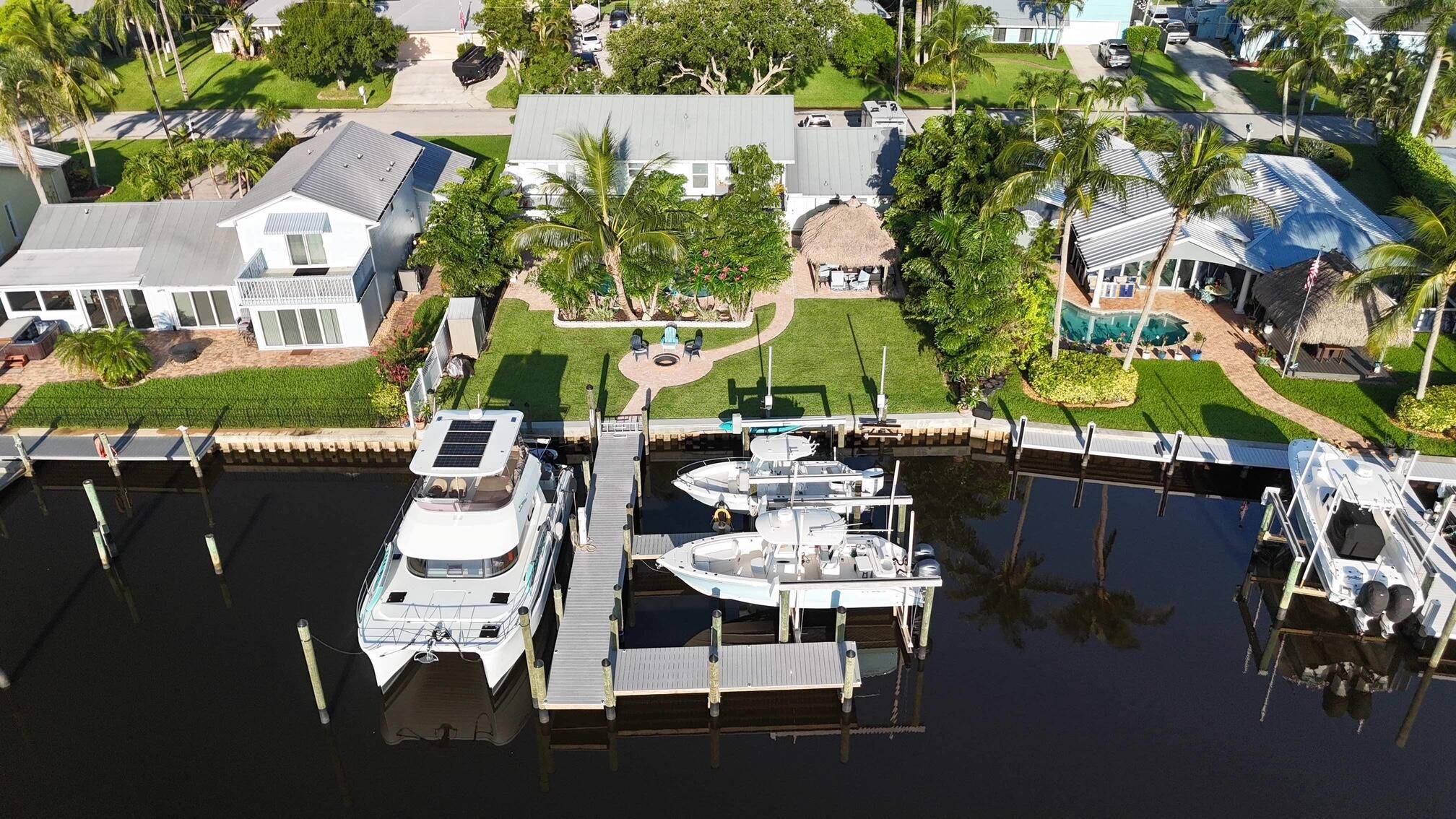 BOATERS DREAM HOME WITH DOCKAGE INCOME AND NO HOA FEES !