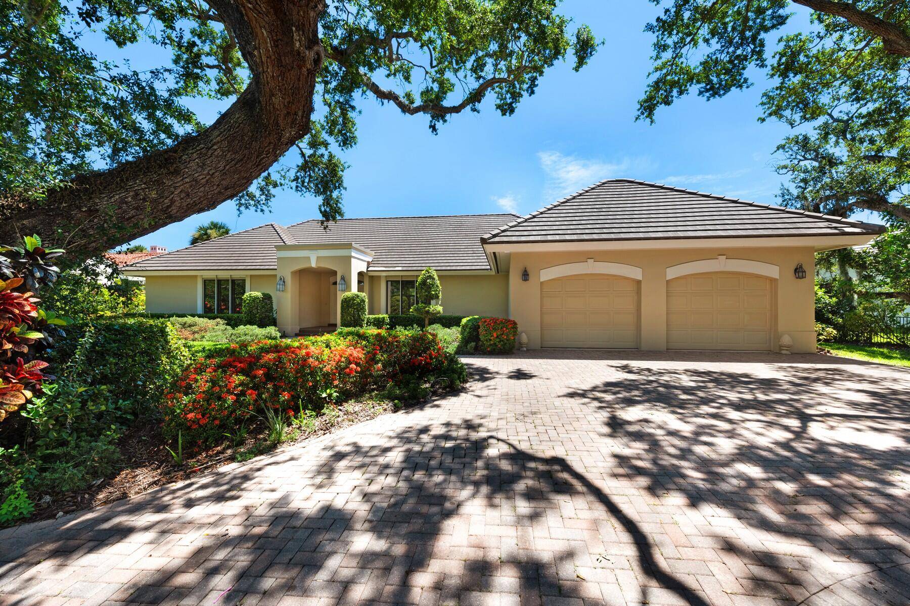 3Br 3Ba CBS home on. 55 acre with 98 ft of lakefront.