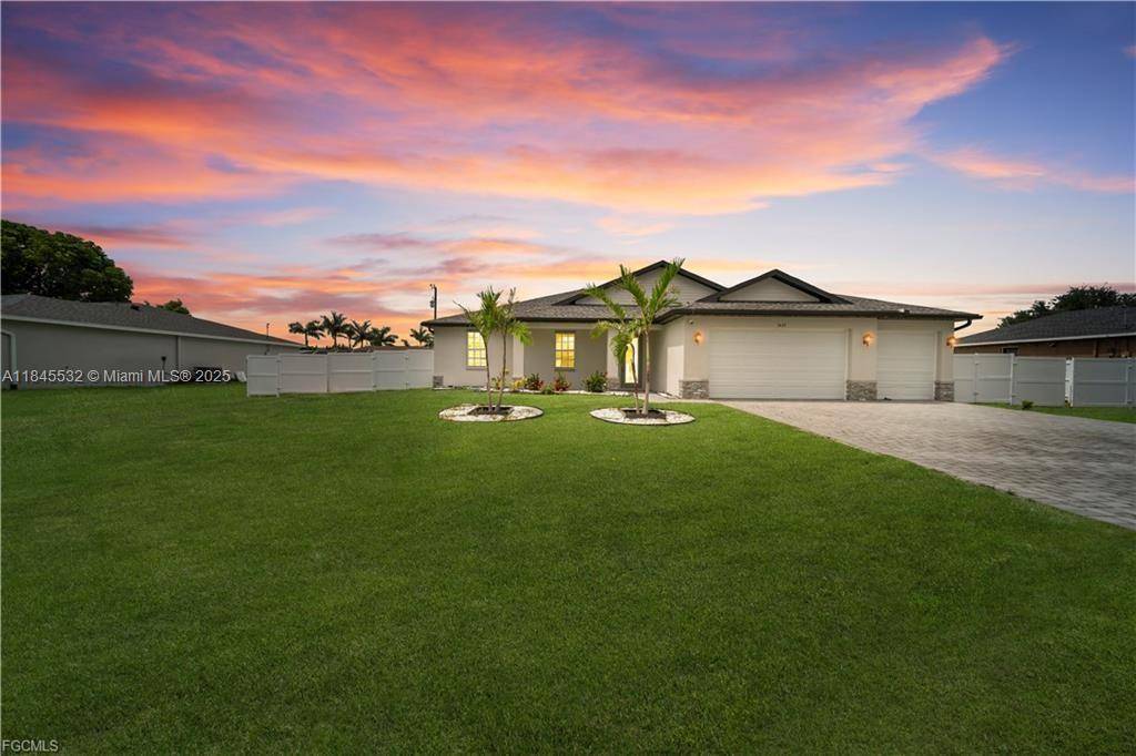Discover the Gran Caiman model on an oversized lot in Southwest Florida !