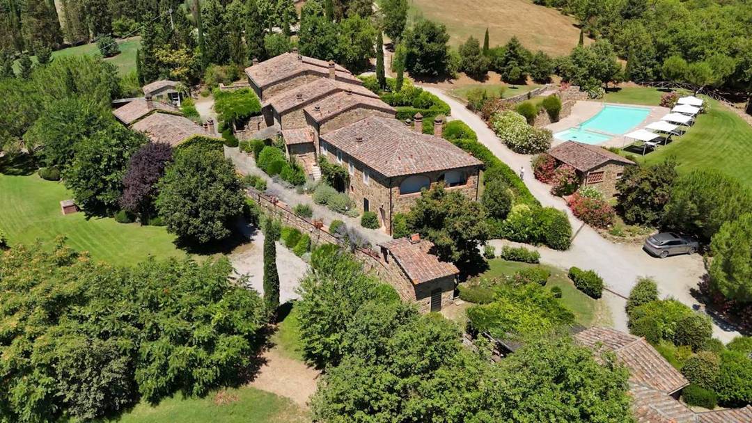 Small hamlet, restored and converted into an agriturismo with 9 flats, for sale in Valdichiana, between Sinalunga and Lucignano, Tuscany.