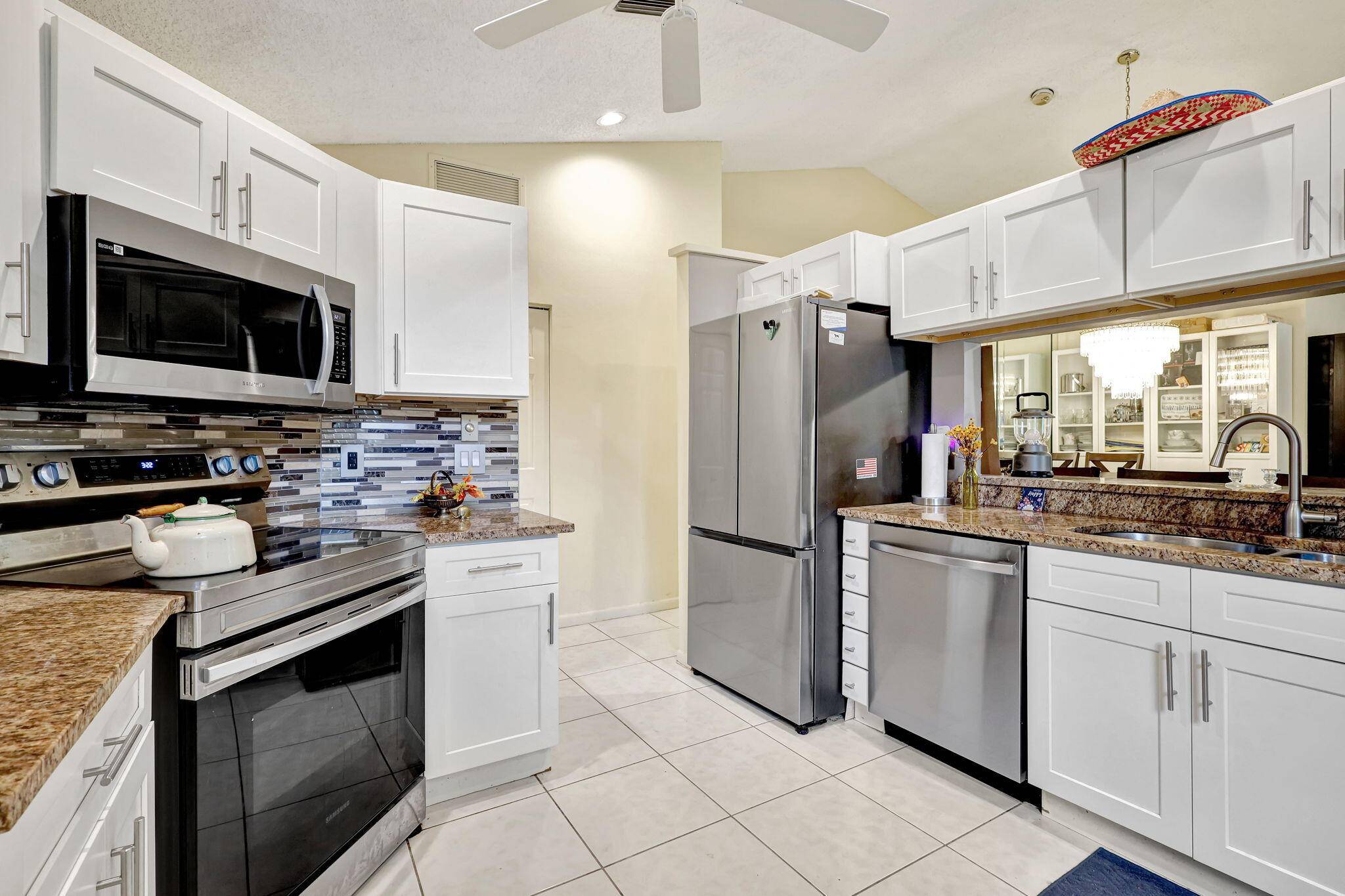 Make your offer ! Beautiful bright, updated 2 2 villa w enclosed lanai and attached garage in the Lexington Club a FABULOUS ACTIVE 55 pet friendly community in Delray Beach.