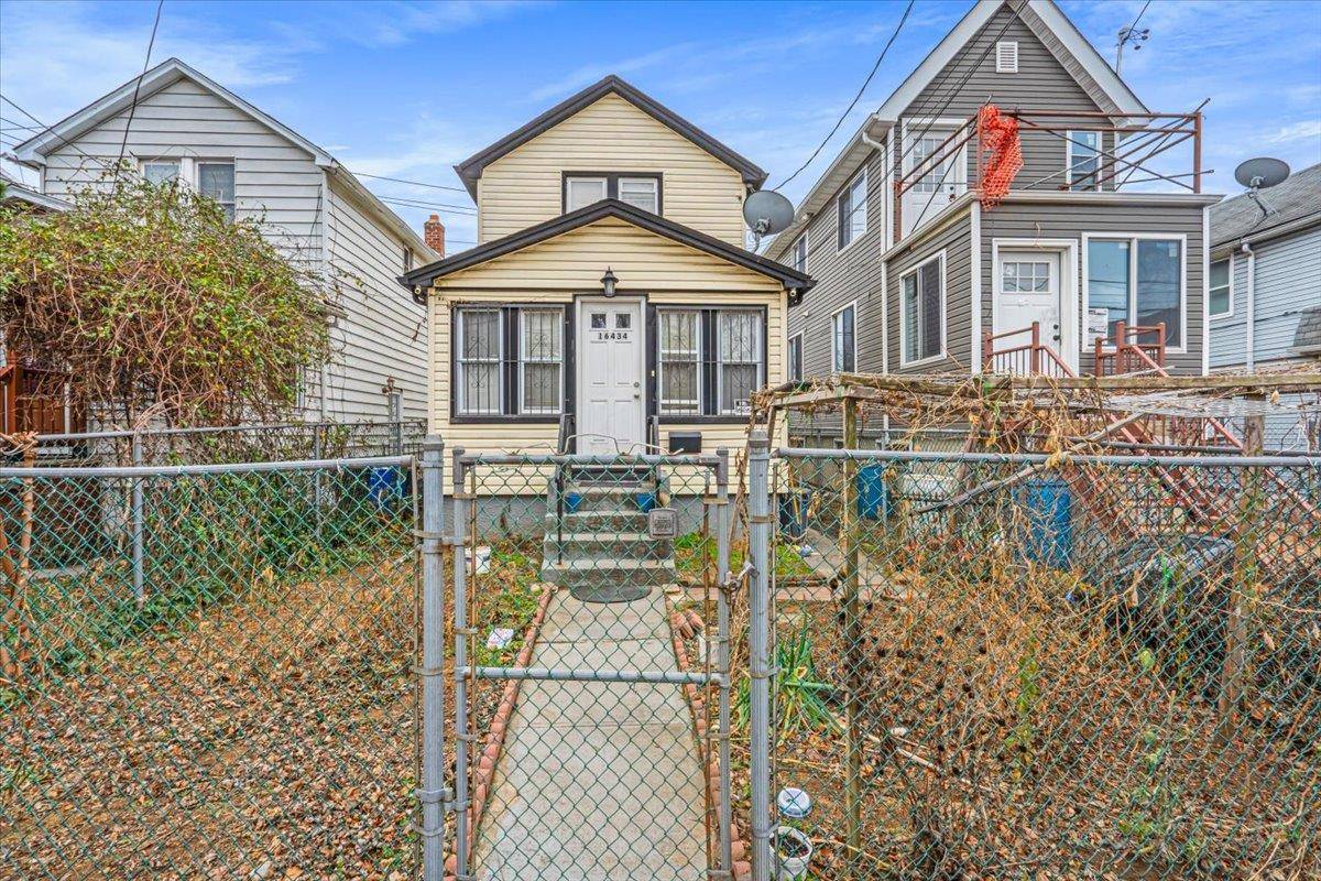 This beautifully 2 bedroom, 2.