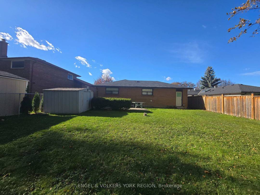 Super clean and spacious 2bdrm Bsmnt Laminate Tile throughout Fresh Paint Large rooms Eat in Kitchen with Fridge Stove Living Rm Open Concept space 1 Bthrm with Tub 2 queen ...