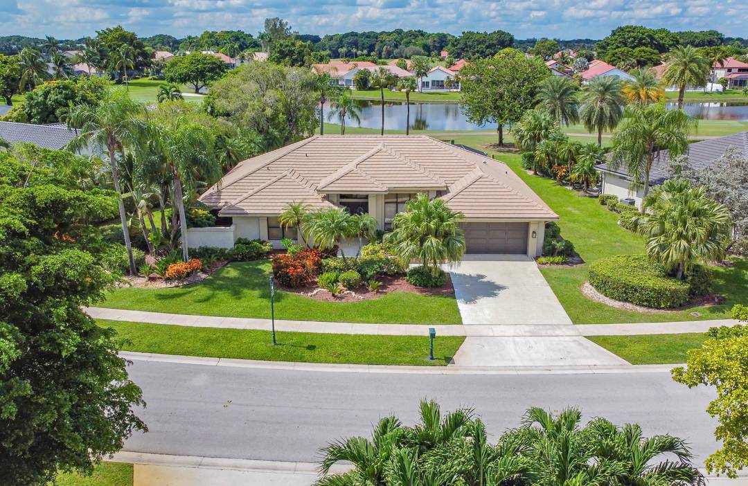 Country Club Living at its Finest !