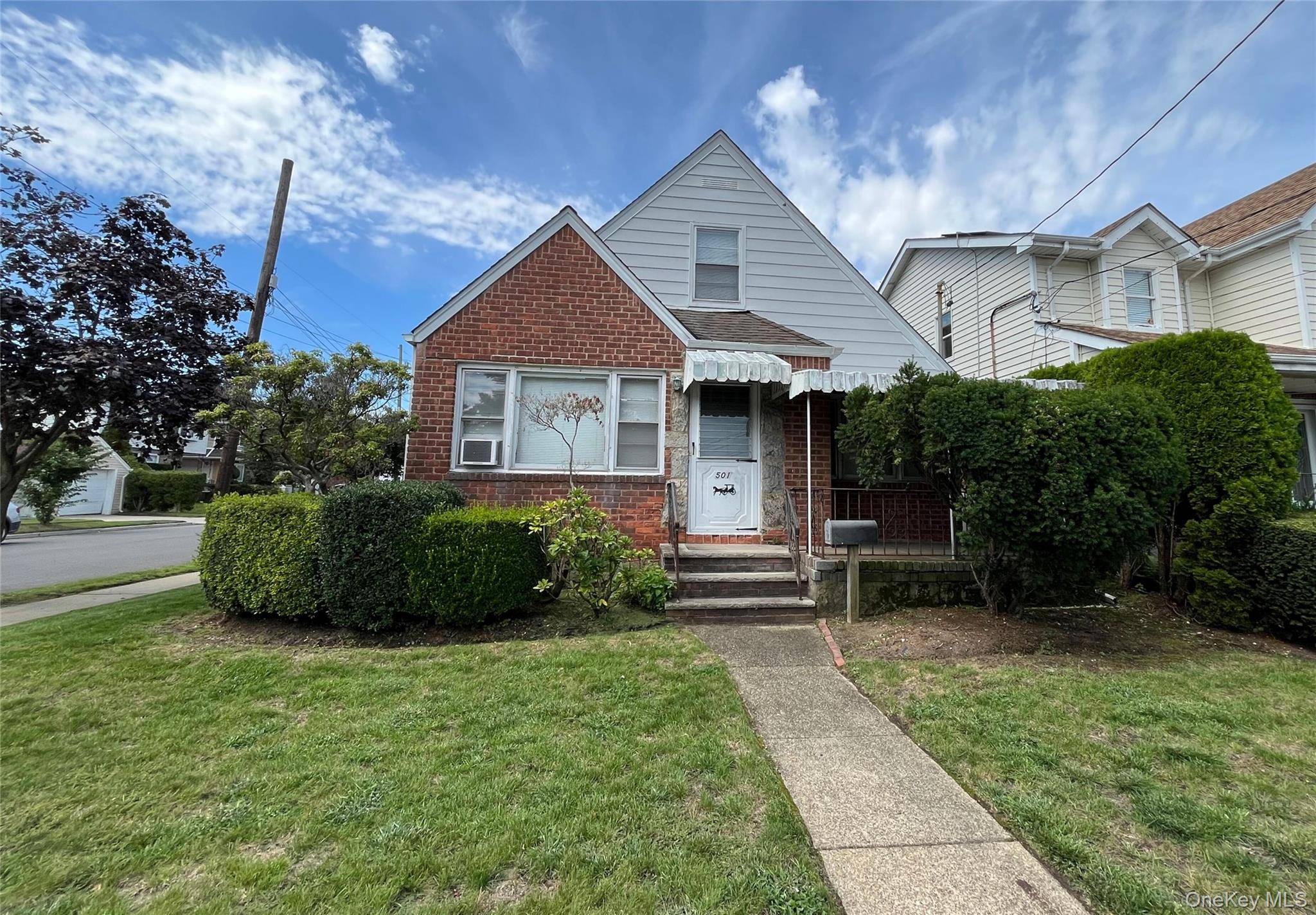 Prime New Hyde Park Opportunity Awaits !