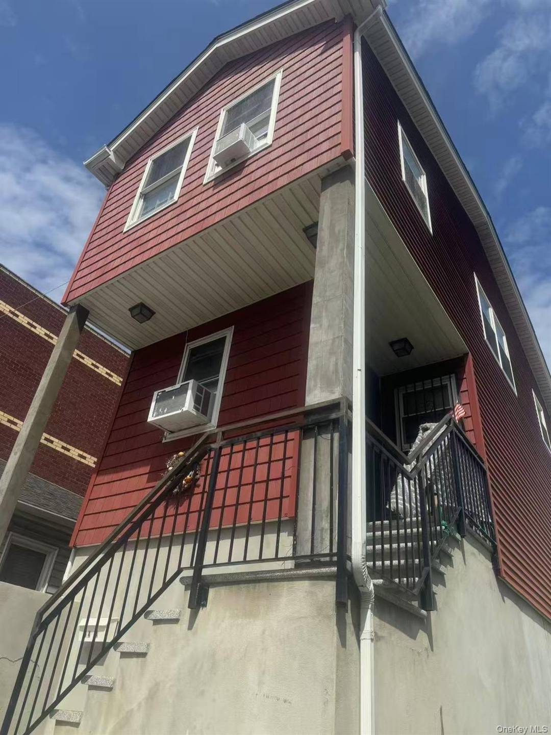 Detached 1 Family in the heart of Sheepshead Bay in a private court.