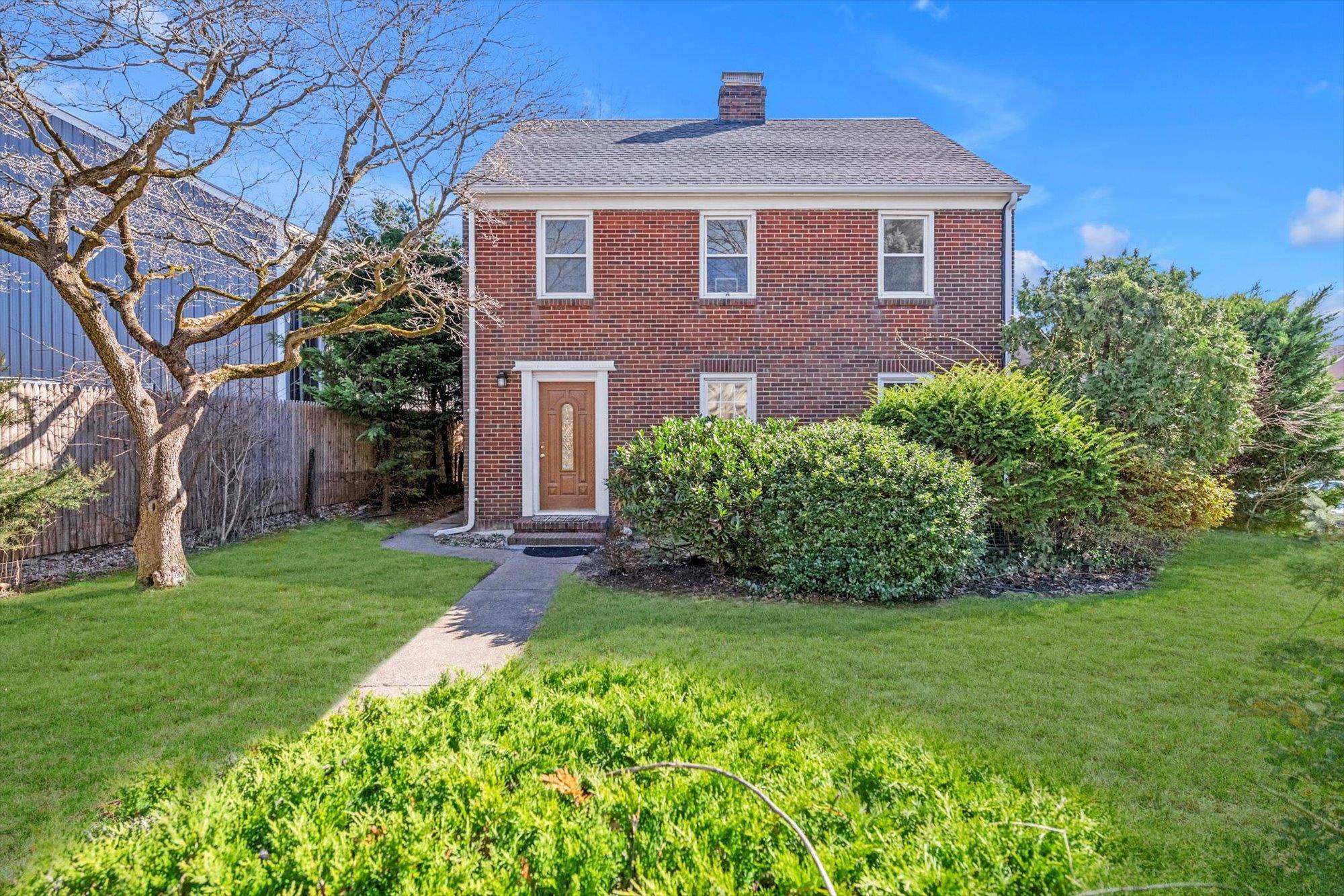 Welcome to Port Washington, this Warm and Spacious 2 Stories Brick Colonial located in a Sunny area that is closed by Sands Point Preserve and Golf Club.