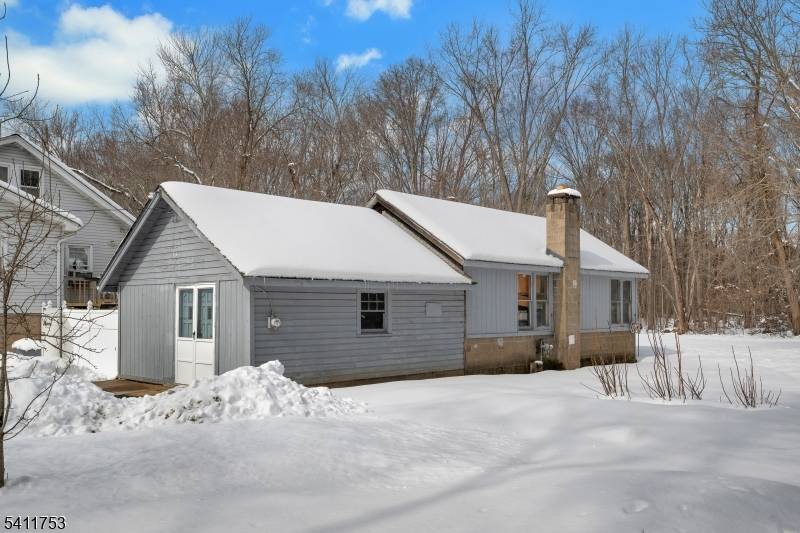 GREAT OPPORTUNITY ! This home features an approx.