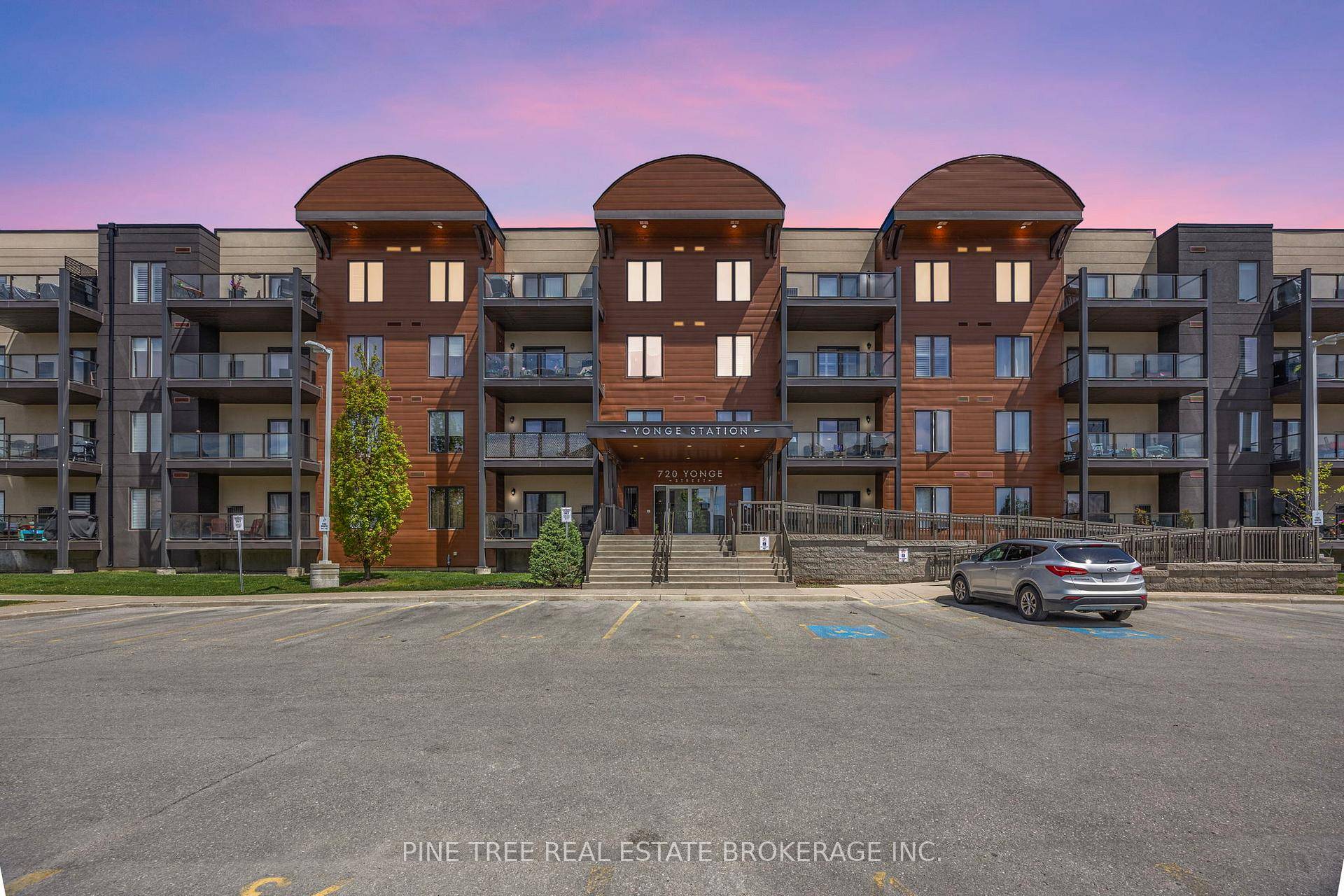 Welcome to this stylish 1 bedroom plus den condo at the sought after Yonge Station in South Barrie !