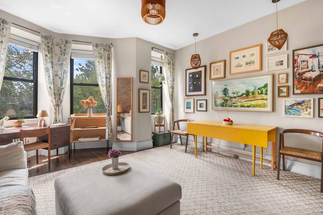 NEW TO MARKET ! Welcome to Cobble Hill s most desirable block.