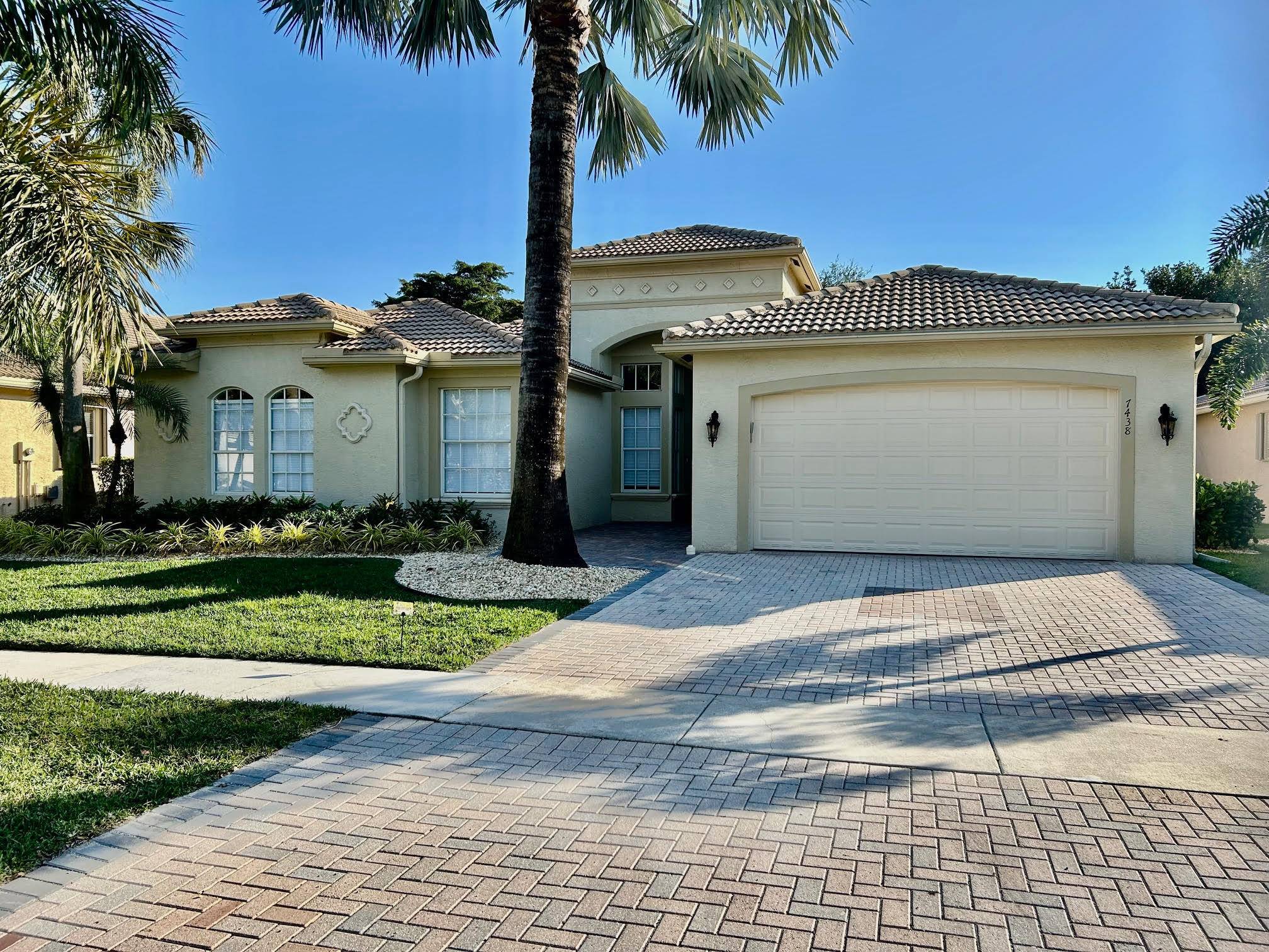 VALENCIA PALMS FULLY FURNISHED TURN KEY.