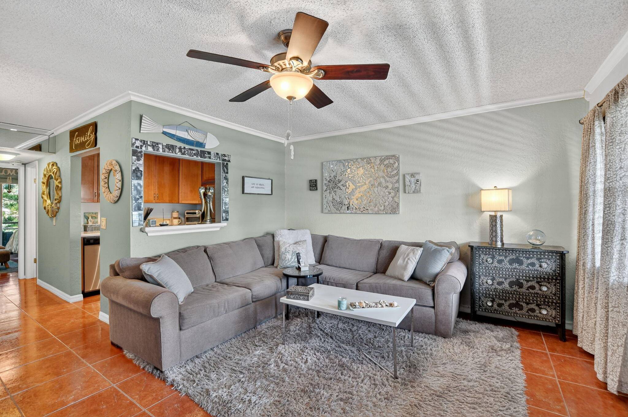 Charming Coastal Condo with Ample Storage Only 6 Minutes to Deerfield Beach !