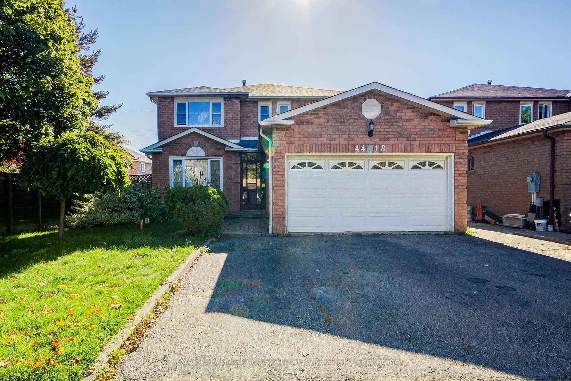 Beautiful and Spacious 2 Bedroom Den Basement Apartment In The Heart Of Mississauga !