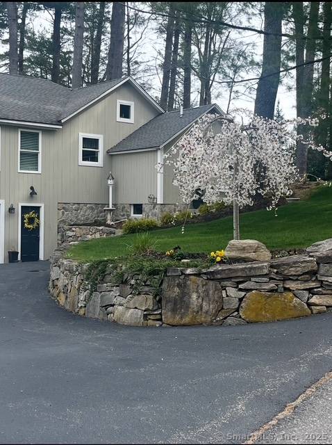 Discover lakeside living at its finest with this fully renovated, fully furnished 3 bedroom, sleeps 10, 2 full baths, family estate set on a half acre of professionally landscaped grounds ...