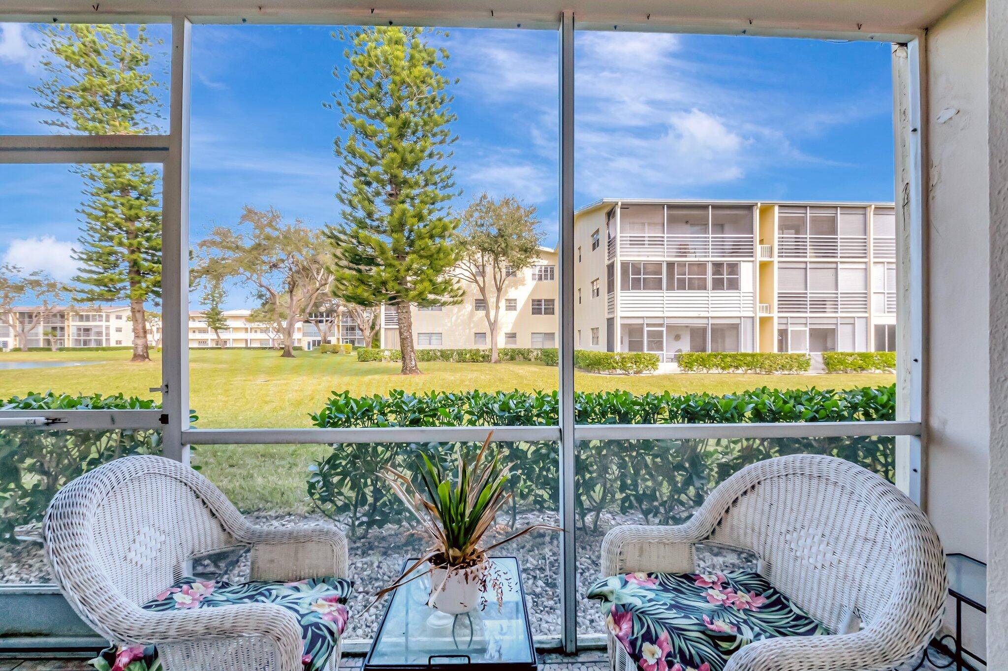 Charming Sunlit 1 Bedroom Condo in a Vibrant 55 Community !