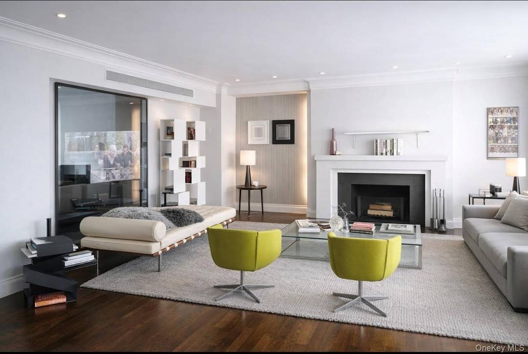 Welcome to Residence B1503 at the iconic Manhattan House a bright and spacious 2 bedroom, 2 bath home in one of the Upper East Side s most sought after full ...