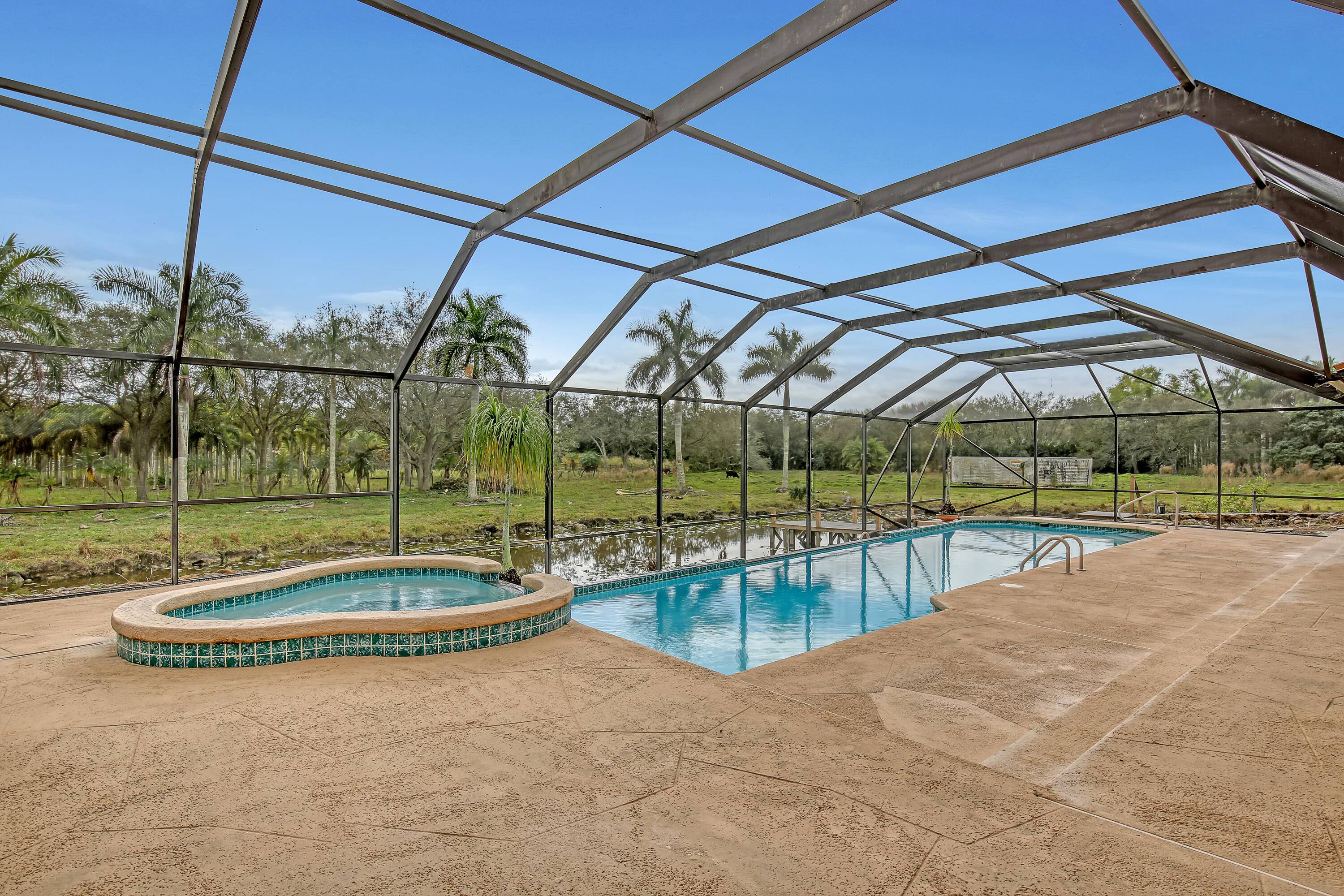 Welcome to RUSTIC RANCH, an equestrian friendly community !