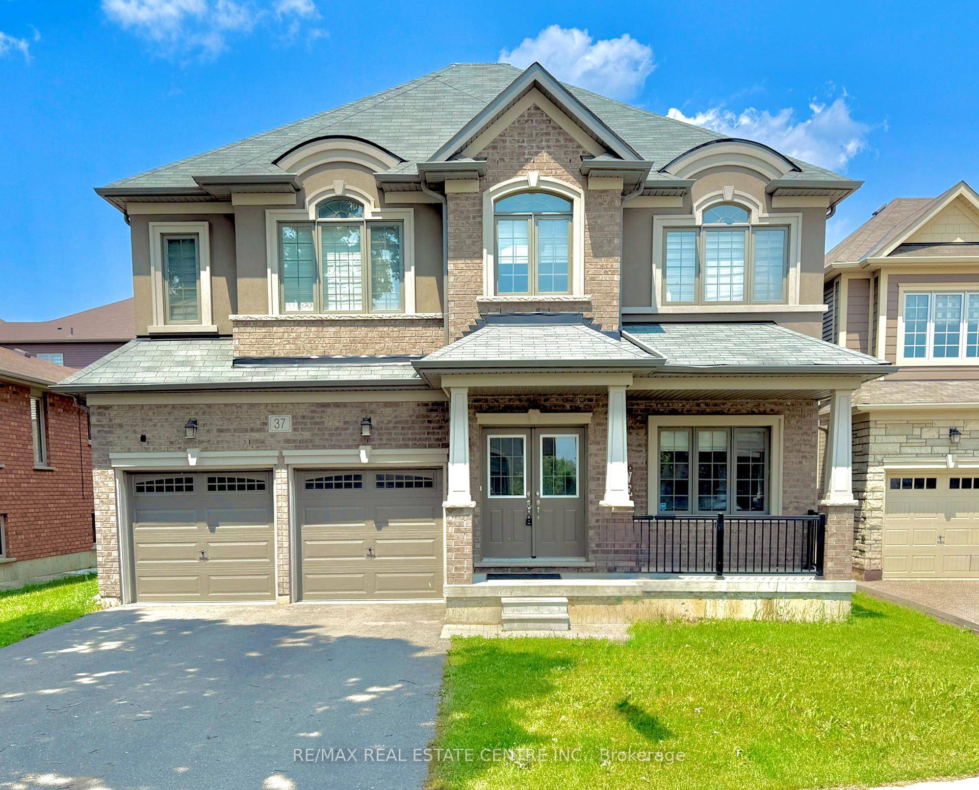 Stunning 4 Bedroom Detached House For Sale in Family Friendly Community !
