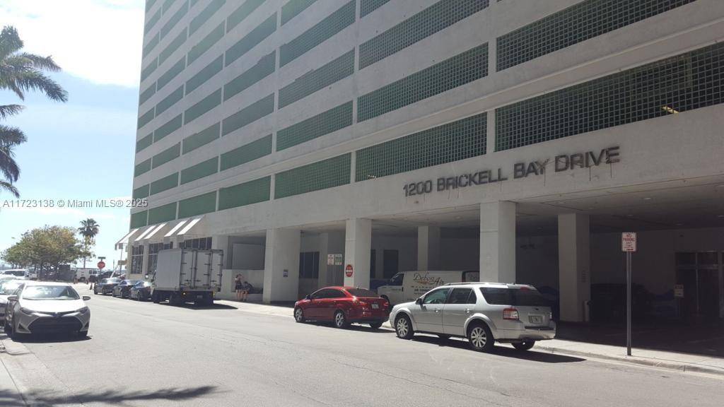 Location ! ! In the heart of Brickell, unit is currently rented for 3000 for showings call 24 hours in advance Virtual Tour https www.