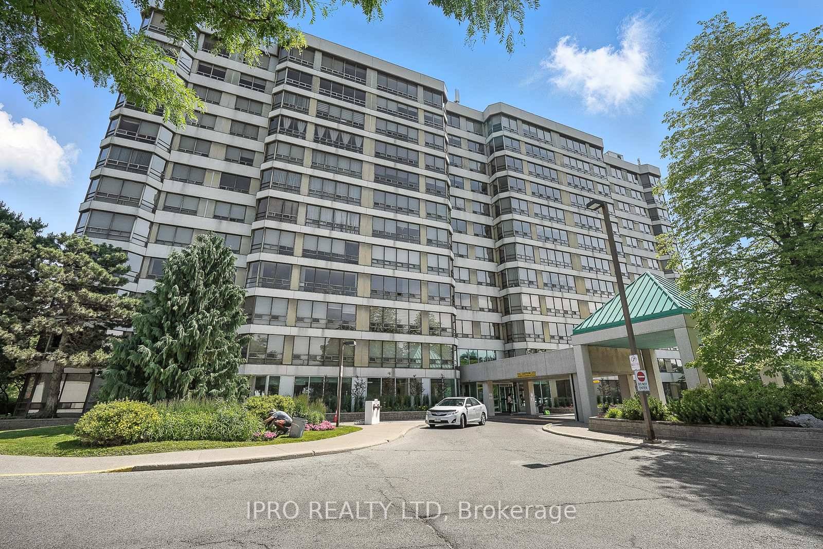 WELCOME TO THIS LOVELY BRIGHT AND SPACIOUS CORNER UNIT.