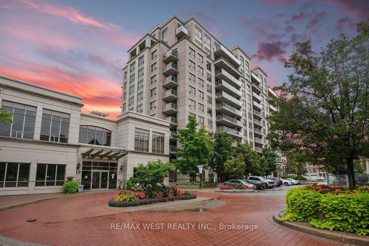 Welcome to this generously sized 1051 sqft condo located in the highly sought after Commerce Valley neighborhood !