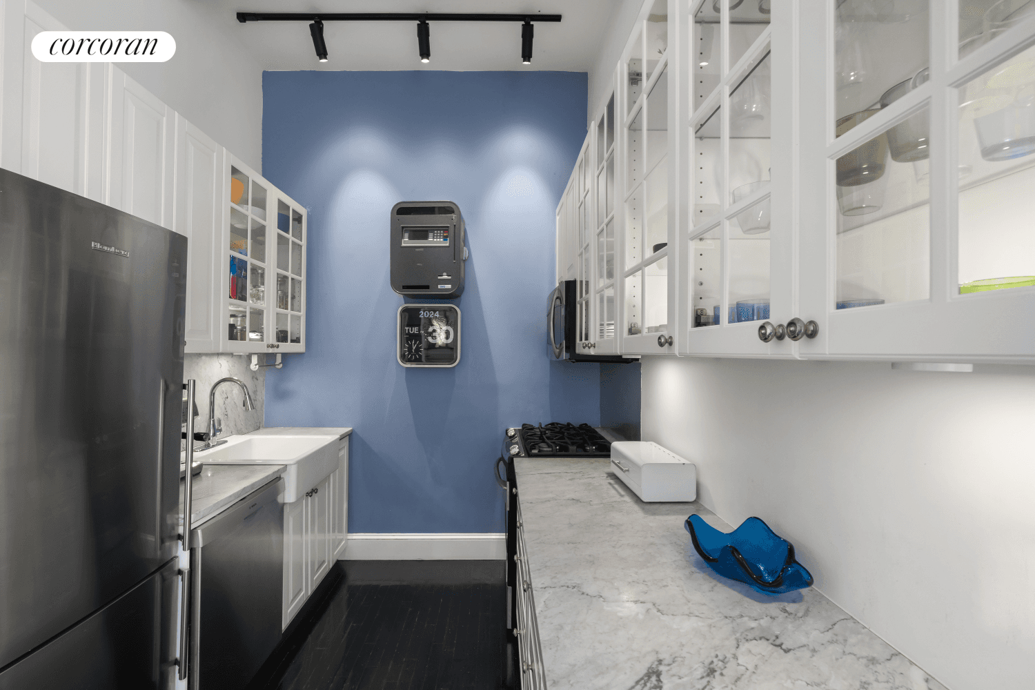 A very inspiring fully renovated sixth floor loft, south facing sun filled one bedroom, one bath with soaring 12 foot ceiling height.