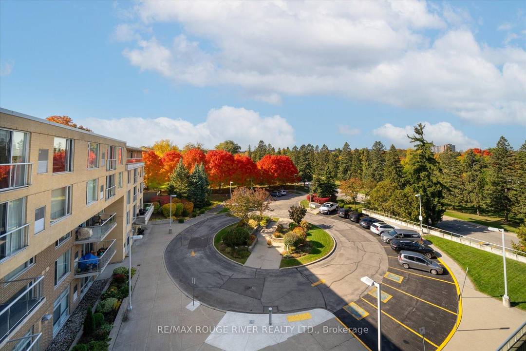 Sunfilled south west facing suite with over 1200 square ft The central living area offers a bedroom on each side plus a den, 2 full washrooms, and a Juliette balcony ...