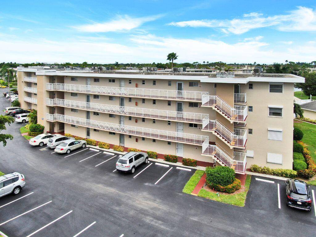 Absolutely beautiful condo with wood feature wall, all ceramic tile thru out, up graded kitchen and bathrooms.