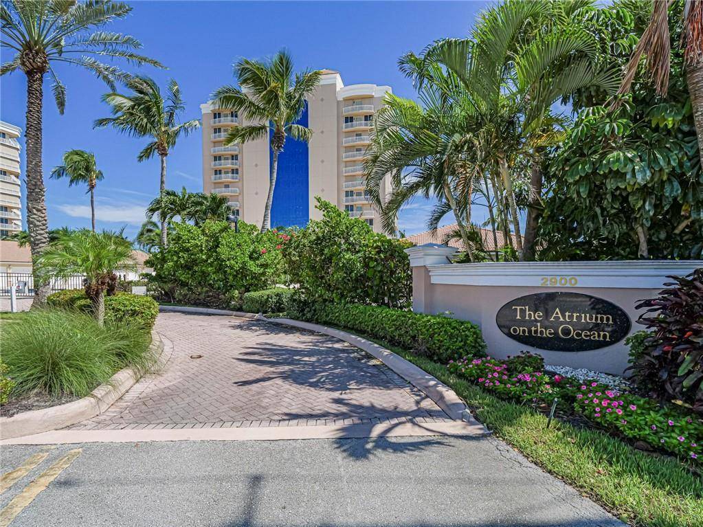 Seasonal rental ! Put on your sunglasses on flee the cold snowy winters to this sparkling oceanfront condo !