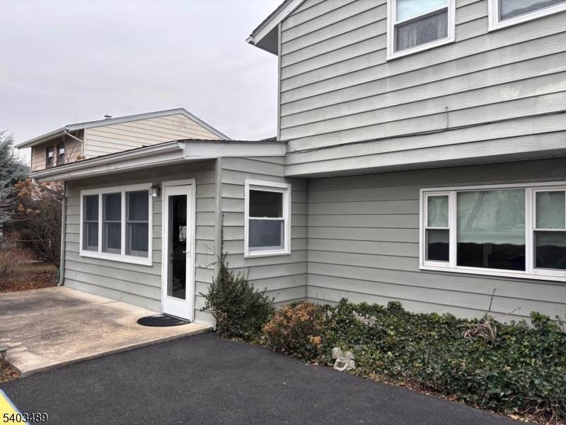 Charming 3 bedroom, Split Level home set in a fantastic and very convenient neighborhood to many attractions, parks, schools, shopping, mass transit, etc.