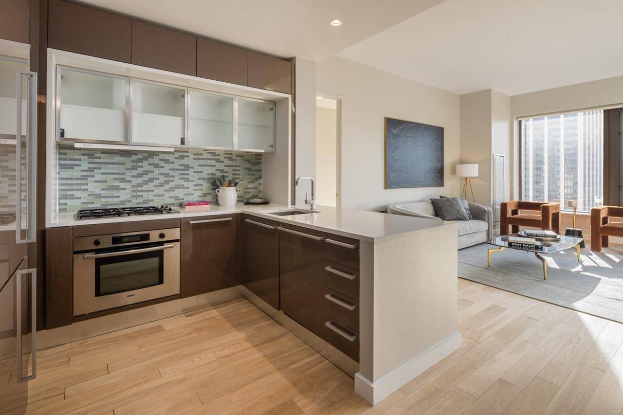 Platinum Properties is proud to present residence 37D at 75 Wall Street, boasting gorgeous river views and a spacious floorplan with one bedroom, a home office, and two bathrooms.